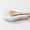 Set 2 suporturi pentru lingura Navaris din marmura, antiderapante, alb, 61947.01