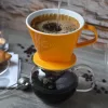 Filtru cafea Creano din portelan, marimea 4, pentru filtre 1x4, baza stabila, galben sofran