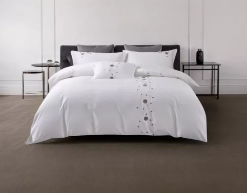 Lenjerie de pat Atria Serena, 4 piese, 100% bumbac satinat TC300, cearceaf 220x240 cm, husa pilota 180x200 cm, 2 fete perna 50x70+5 cm, broderie geometrica, alb