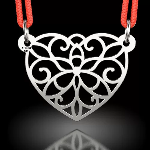 Ασημένιο μενταγιόν με κορδόνι με δαντελωτό σχέδιο καρδιάς